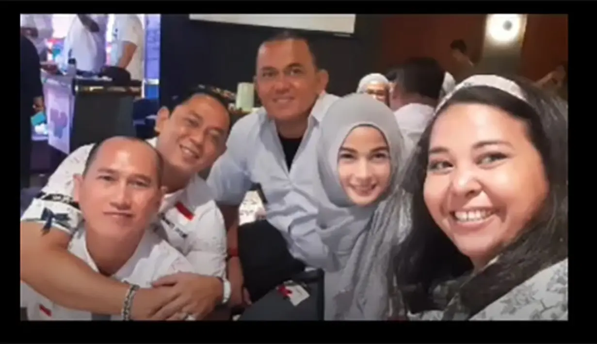 Jihan Fahira salah satu selebriti yang seakan tak menua. Sejak dinobatkan sebagai ratu sinetron tahun 2000-an, paras cantiknya tak banyak berubah. Selain itu, penampilannya juga tetap ramping dan segar. Sekedar informasi, sejak dipersunting Primus Yustisio, Jihan mengubah penampilannya dengan berhijab dan memperdalam agama. Ia juga perlahan mundur dari dunia entertainment. [Instagram/jihanfahirareal]