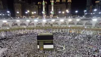 Jemaah mengelilingi Kabah saat melaksanakan ibadah haji di Masjidil Haram, Makah, Arab Saudi, Minggu (4/9). Seminggu jelang pelaksanaan Haji 2016, Masjidil Haram penuh sesak oleh jemaah haji dari berbagai belahan dunia. (REUTERS/Ahmed Jadallah)