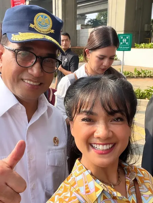 Selain Presdiden, tampak ada Erick Tohir, Wishnu Tama, Menteri Perhubungan Budi Karya Sumadi. Beberapa selebriti tampak antusias dan senang bisa menjajal LRT. [Instagram/nirinazubir_]