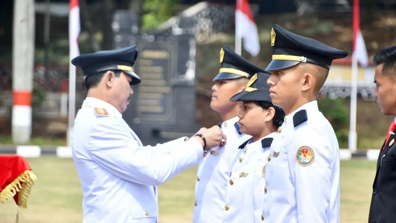 Rektor IPDN mengukuhkan Praja Pratama IPDN Angkatan XXXV Tahun 2024.