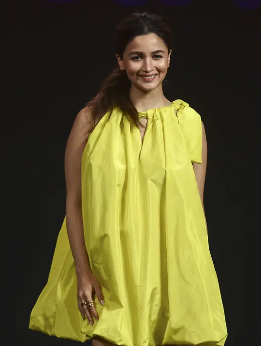 Alia Bhatt tersenyum selama konferensi pers untuk peluncuran trailer film komedi gelap mendatang 'Darlings' di Mumbai (25/7/2022). Film-film Alia Bhatt selalu sayang untuk dilewatkan dan inilah salah satu alasan untuk menonton Darlings. (AFP Photo/Punit Paranjpe)