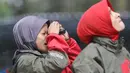 Atlet Panjat Tebing DKI Jakarta, mencari titik panjat saat mempelajari track pada kategori Lead Cabang Panjat Tebing PON XIX Jabar 2016 di Cikole, Bandung. (Bola.com/NIcklas Hanoatubun)