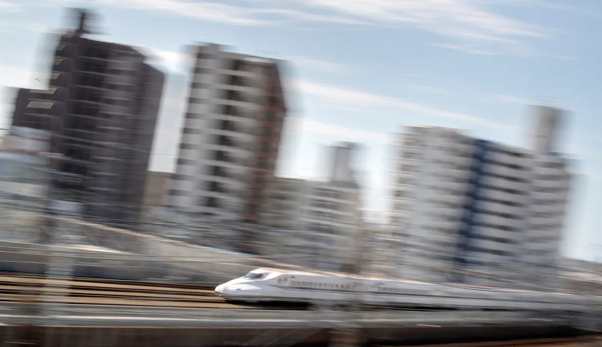 Shinkansen yang juga dikenal dengan kereta peluru melewati stasiun di Hamamatsu pada Kamis (29/9/2019). Mulai beroperasi pada 1 Oktober 1964, Shinkansen langsung menjadi primadona transportasi umum masyarakat Jepang. (Photo by Adrian DENNIS / AFP)
