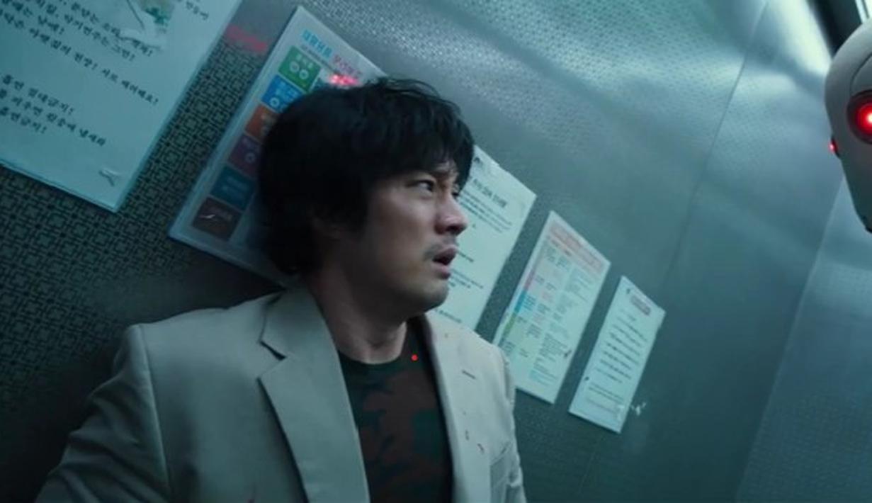 Alien mencari makhluk bumi untuk masuk ke dalam otaknya. Ia bertemu manusia di lift dan siap untuk menjadikannya korban. (Foto: IMDb)