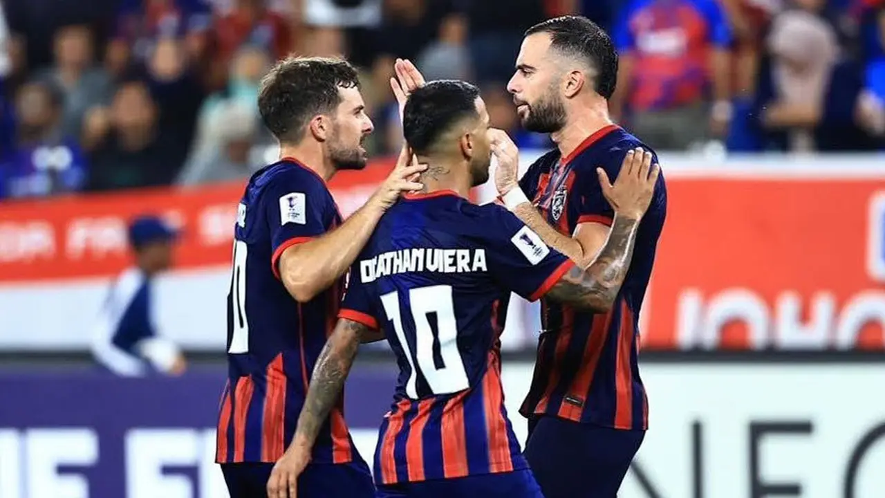 Jordi Amat (kanan) dan skuad johor Darul Takzim merayakan golnya ke gawang Pohan Steelers, Selasa (18/02/2025). (c) Dok. Official Johor X