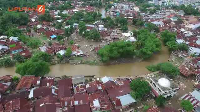Pasca Banjir besar yang melanda Kota Medan, menyisakan sejumlah puing-puing sampah, yang berada di pemukiman warga yang terendam banjir.