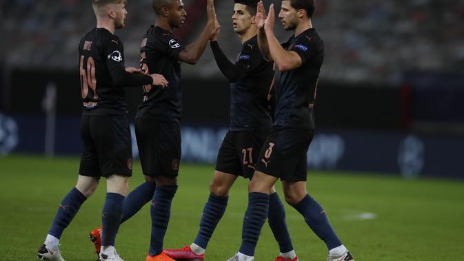 Para pemain Manchester City merayakan kemenangan atas Olympiakos pada pertandingan grup C Liga Champions di stadion Georgios Karaiskakis di pelabuhan Piraeus, Rabu, 25 November 2020. Manchester City menang 1-0 (Foto AP / Thanassis Stavrakis)