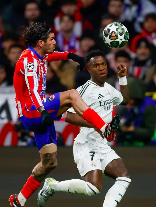 Di menit ke-69, Real Madrid mendapat peluang menyamakan kedudukan lewat titik putih. Sayang, Vinicius Junior gagal merubah peluang tersebut menjadi gol. Eksekusi yang dilakukan tidak mengarah ke sasaran. Real Madrid pun gagal menyamakan kedudukan. (Oscar DEL POZO CA—AS/AFP)