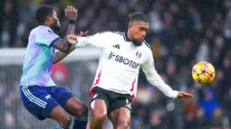 Arsenal harus puas meraih satu poin kala bertandang ke markas Fulham. Kedua tim bermain imbang 1-1.  (AP Photo/Dave Shopland)