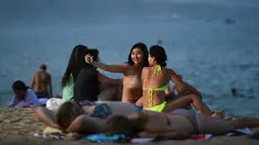 Dua turis wanita berselfie di pantai Nha Trang di provinsi Khanh Hoa (21/8/2019). Nha Trang adalah sebuah kota pantai yang terletak di bagian selatan Vietnam. (AFP Photo/Nhac Nguyen)