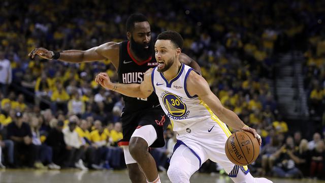 Stephen Curry berduel dengan James Harde