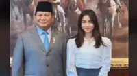 Fuji Pakai Kemeja Putih Saat Ketemu Prabowo Subianto, Warganet Penasaran Berapa Harganya.&nbsp; foto: TikTok @mbak.wati30