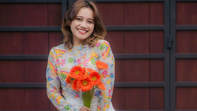 wanita januari membawa bunga
