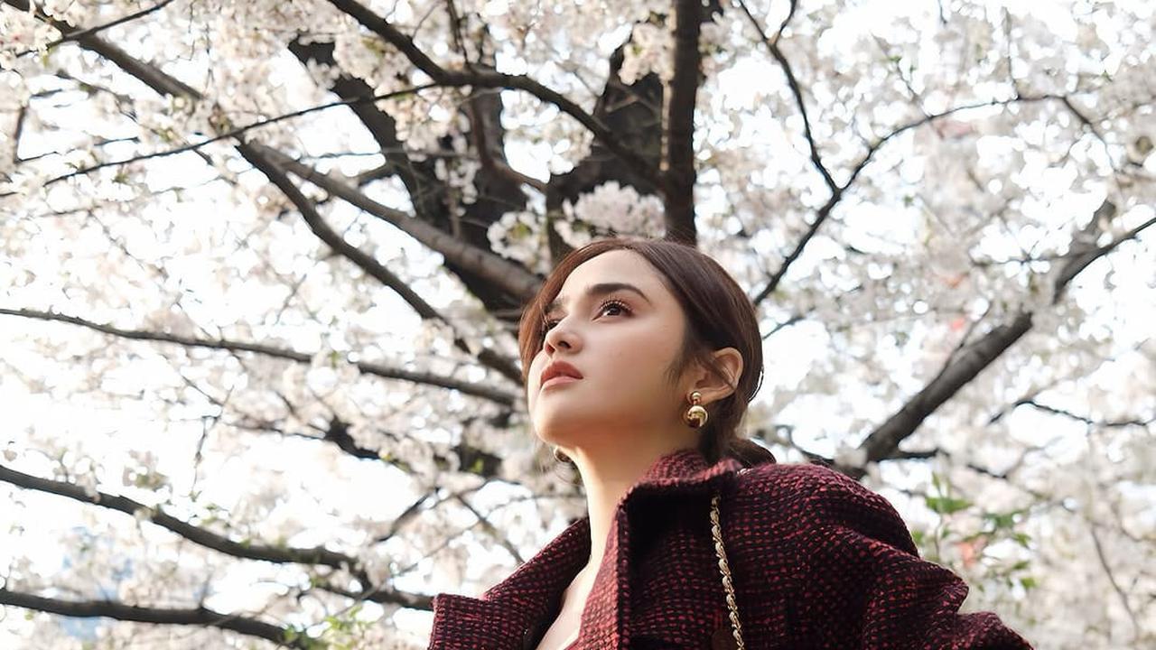 Potret Cantik Syifa Hadju di Jepang, Outfitnya Maroon Bikin Kulit Makin Bersinar
