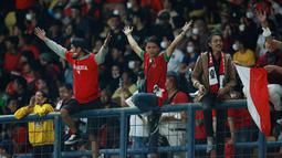 Suporter Timnas Indonesia memberikan dukungan kepada skuat Garuda saat laga uji coba internasional yang bertajuk FIFA Match Day antara Indonesia melawan Bangladesh di Stadion Si Jalak Harupat, Bandung, Rabu (01/06/2022). Pertandingan berakhir dengan skor kacamata. (Bola.com/M Iqbal Ichsan)