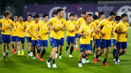 Pemain Jepang melakukan pemanasan saat sesi latihan di Doha, Qatar, 29 November 2022. Jepang akan menghadapi Spanyol dalam pertandingan Grup E Piala Dunia 2022 pada 1 Desember. (AP Photo/Eugene Hoshiko)