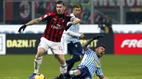 Striker SPAL, Andrea Petagna, berusaha menekel bek AC Milan, Alessio Romagnoli, pada laga Serie A di Stadion San Siro, Milan, Sabtu (29/12). Milan menang 2-1 atas SPAL. (AP/Antonio Calanni)