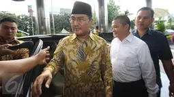 Ketua DKPP RI Jimly Asshiddiqie turun dari mobil setibanya di Gedung KPK, Jakarta, Kamis (2/3). Kedatangan Jimly untuk beraudiensi dengan pimpinan KPK terkait rencana diskusi pemberantasan korupsi ke depan. (Liputan6.com/Helmi Afandi)