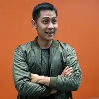 Kebahagiaan tengah dirasakan oleh pasangan Adi Nugroho dan Donita. Pasangan ini tengah menanti kehadiran anak keduanya.  Menurut presenter dan pemeran Adi, kehamilan keduanya kali ini belum direncana. (Nurwahyunan/Bintang.com)