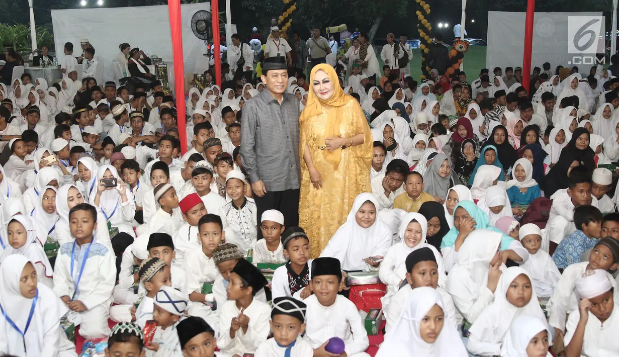 Direktur CSR SCM, Imam Sudjarwo dan Ketua Umum Yayasan Peduli Anak indonesia, Erna Santoso foto bersama pada ramadan mubarak buka puasa bersama 1000 anak yatim dhuafa dan disabilitas di Gunung Putri, Bogor, Sabtu, (02/6). (Liputan6.com/Herman Zakharia)
