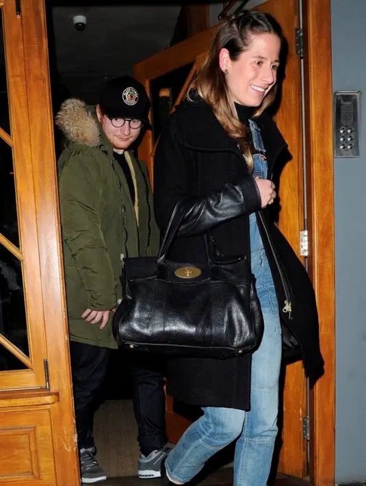 "Ed Sheeran sudah sangat menyukainya (Cherry) sejak mereka masih sekolah dan tak percaya ketika Cherry menerima dirinya untuk jadi seorang kekasih," ujar seorang sumber. (HollywoodLife)