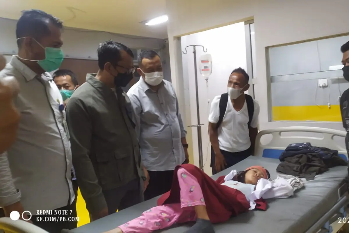 Kadisdik Garut Ade Manadin langsung melakukan menyambangi para siswa yang selamat setelah sebuah angkutan pedesaan mengantam sekelompok pelajar siang tadi. (Liputan6.com/Jayadi Supriadin)