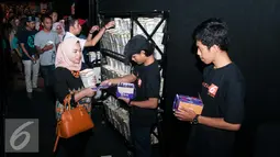 Panitia membagikan coklat Cadbury pada penonton di CGV Blitz GI, Jakarta, Minggu (12/2). Cinemaholic dan Cadbury gelar nonton bareng Surga Yang Tak Dirindukan 2. (Liputan6.com/Gempur M. Surya)