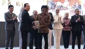 Terima Buku Anotasi KUHAP, Adian Soroti Pentingnya Kepastian Hukum