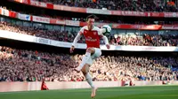 6. Mesut Ozil (Arsenal) - Ozil resmi menggunakan nomor punggung 10 Arsenal pada musim 2018-2019. Gelandang serang asal Jerman ini menjadi andalan The Gunners. (AFP/ Adrian Dennis)