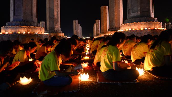 Umat Buddha berdoa saat upacara jelang perayaan Hari Waisak di Pagoda Tam Chuc, Provinsi Ha Nam, Vietnam, Senin (13/5/2019). Sebanyak 40 ribu lentera dinyalakan dalam acara ini. (Nhac NGUYEN/AFP)