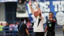 Pelatih Persib Bandung, Bojan Hodak melakukan protes terhadap keputusan wasit dalam laga lanjutan BRI Super League 2025/2026 melawan Persija Jakarta di Stadion Gelora Bandung Lautan Api, Bandung, Minggu (11/01/2026). (Bola.com/Abdul Aziz)