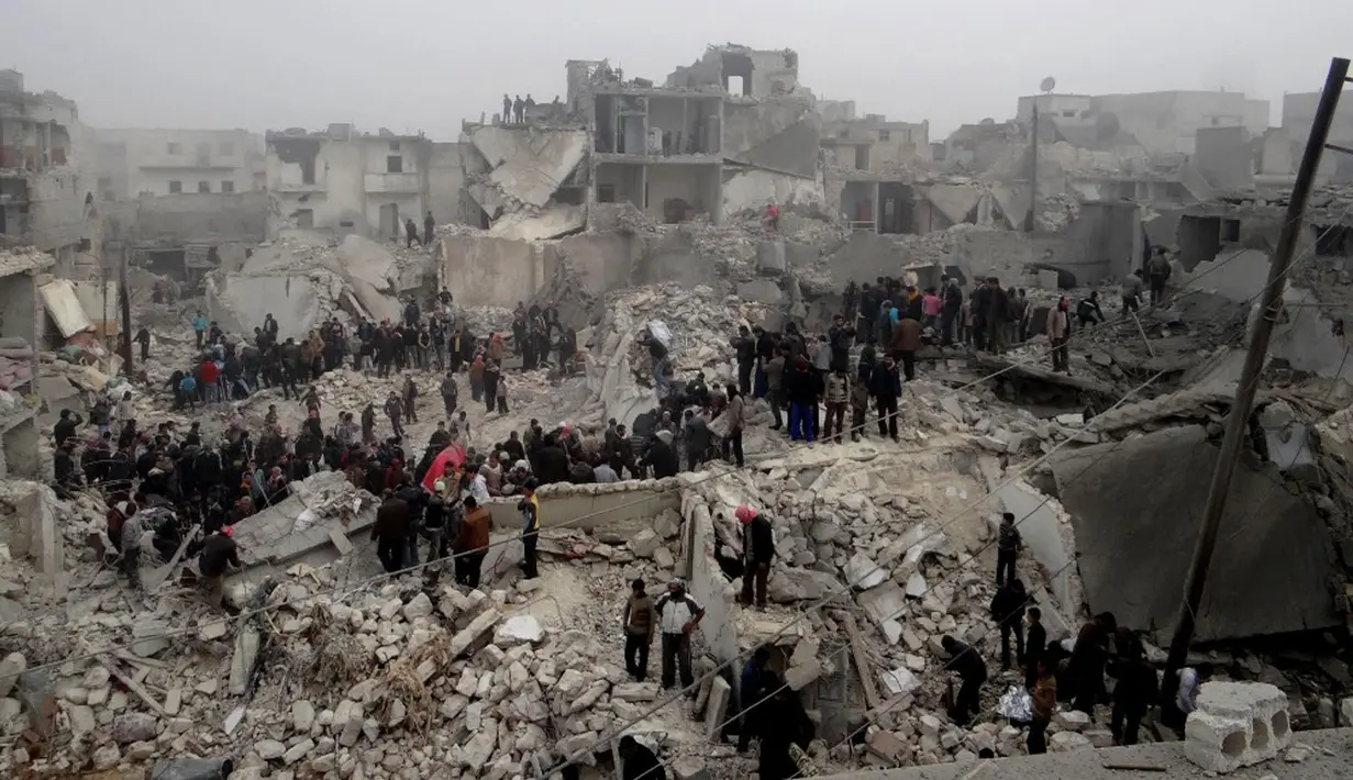 Warga memeriksa kehancuran menyusul serangan rudal di Kota Aleppo, Suriah, 19 Februari 2013. (Photo by - / ALEPPO MEDIA CENTRE/AFP)