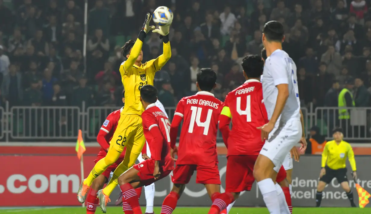 <p>Kiper Timnas Indonesia U-20, Daffa Fasya berhasil menangkap bola lambung di muka gawang saat menghadapi Uzbekistan U-20 pada laga matchday ketiga Grup A Piala Asia U-20 2023 di Istiqlol Stadium, Fergana, Uzbekistan, Selasa (7/3/2023) malam WIB. (AFC/Tolibjon Kosimov Tokhririvich)</p>