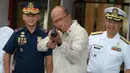 Menhan Filipina Delfin Lorenzana mencoba senapan serbu yang dihibahkan China, Manila, Filipina (5/10). Ribuan senapan serbu senilai US$ 3,3 juta (Rp 43,7 miliar) akan diserahkan seluruhnya ke Kepolisian Nasional Filipina (PNP). (AFP Photo/Ted Aljibe)