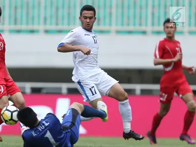 Pemain depan Uzbekistan, Narzuliaev Doniyorjon (kedua kanan) berebut bola dengan kiper Korea Utara Kim Yu II pada laga perdana PSSI Anniversary 2018 di Stadion Pakansari, Kab Bogor, Jumat (27/4). Laga berakhir imbang 2-2. (Liputan6.com/Helmi Fithriansyah)