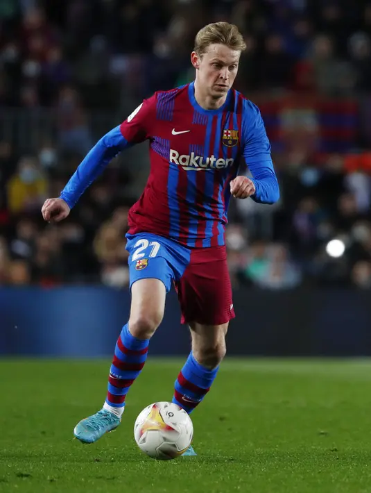 <p>Gelandang Barcelona, Frenkie de Jong mengontrol bola saat bertanding melawan Sevilla pada pertandingan lanjutan La Liga Spanyol di stadion Camp Nou di Barcelona, Spanyol, Senin (4/4/2022). Barcelona menang tipis atas Sevilla 1-0. (AP Photo/Joan Monfort)</p>