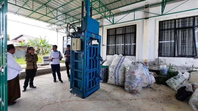 Program bank sampah di Pondok Pesantren Agropolitan Nurul Ma'arif di Desa Balai Agung, Kecamatan Sungai Tebelian, Kabupaten Sintang. (Foto: Liputan6.com/PLN Kalbar)