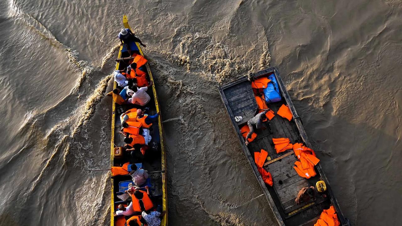 FOTO: Akses Terputus, Warga Kuta Blang Andalkan Penyeberangan Perahu Nelayan