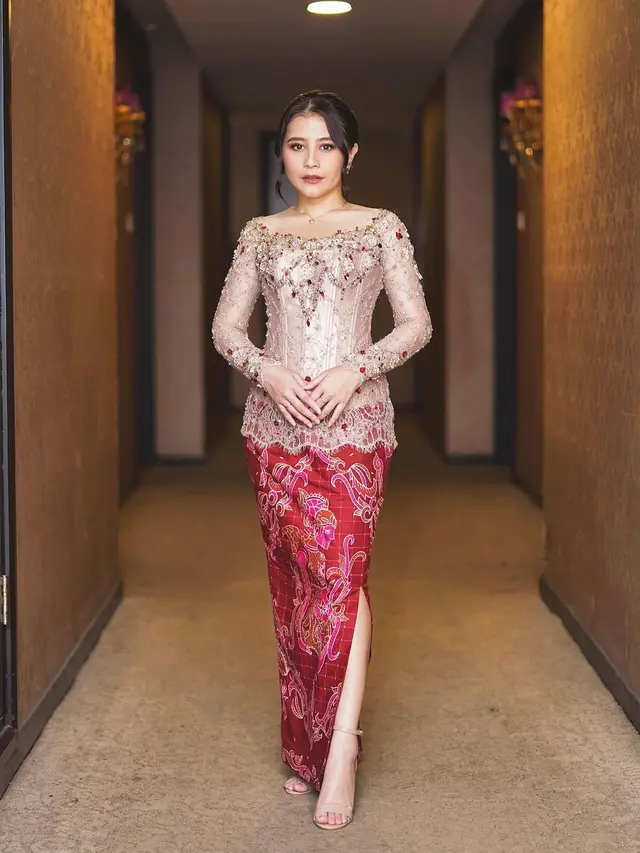 Prilly Latuconsina cantik pakai kebaya saat wisuda (Foto: Instagram/@prillylatuconsina96)