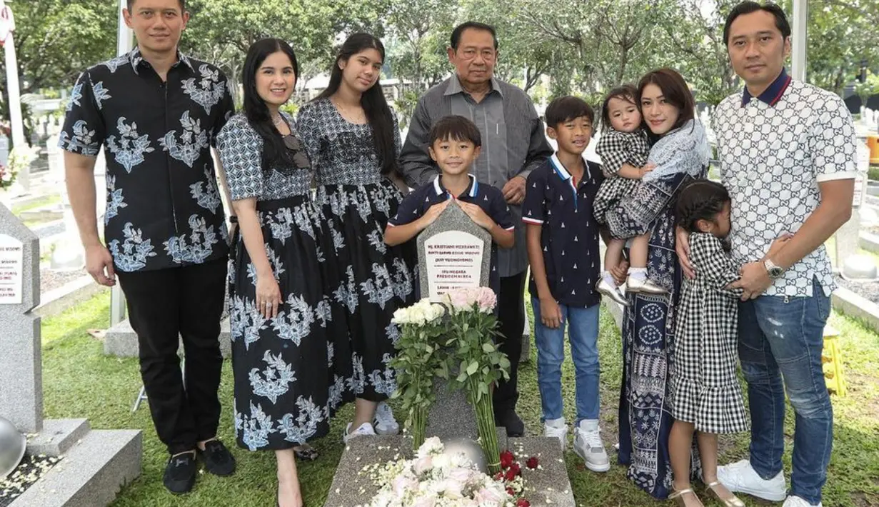 Batik dengan potongan maxi dress terlihat begitu memukau. Gaya ini menghadirkan kesan klasik yang menjanjikan. [Foto: Instagram/ Annisa Pohan]