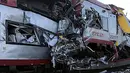 Kondisi kereta api yang mengalami kecelakaan di di Luxembourg bagian selatan, Selasa (14/1). Kereta barang dan kereta penumpang bertabrakan yang menyebabkan satu orang tewas. (AFP PHOTO/POLICE GRAND-DUCALE)