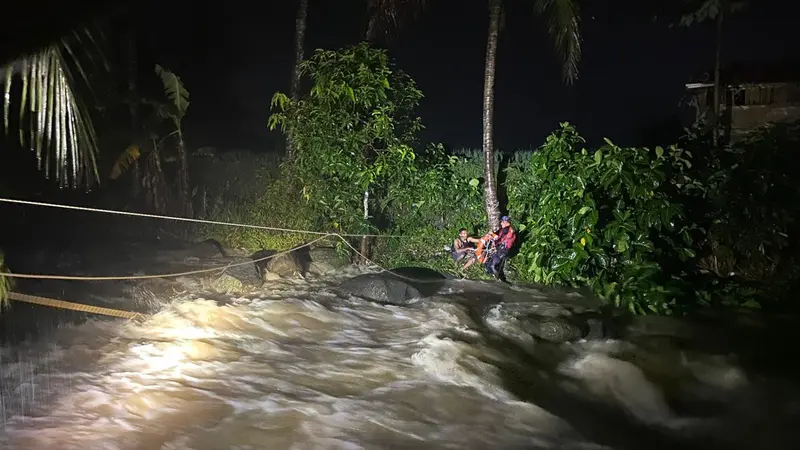 Penyelamatan pemuda yang terjebak di delta sungai di Banyumas, Jawa Tengah. (Foto: Liputan6.com/Basarnas)