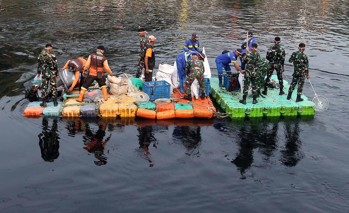 Jelang HUT RI TNI Polri dan PPSU Bersihkan Kanal Banjir Barat