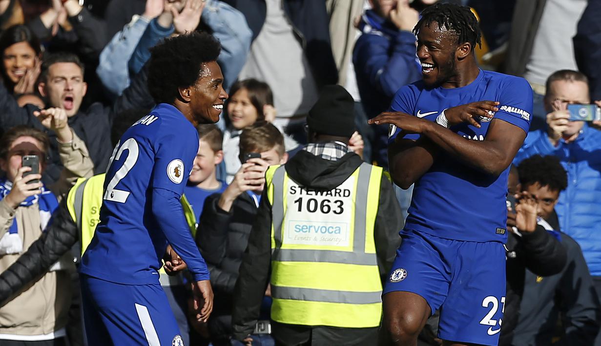 Pemain Chelsea, Michy Batshuayi (kanan) mencetak dua gol untuk kemenangan timnya saat melawan Watford  pada laga Premier League Pekan ke-9 di Stamford Bridge,  (21/10/2017). Chelsea menang 4-2. (AFP/Ian Kington)