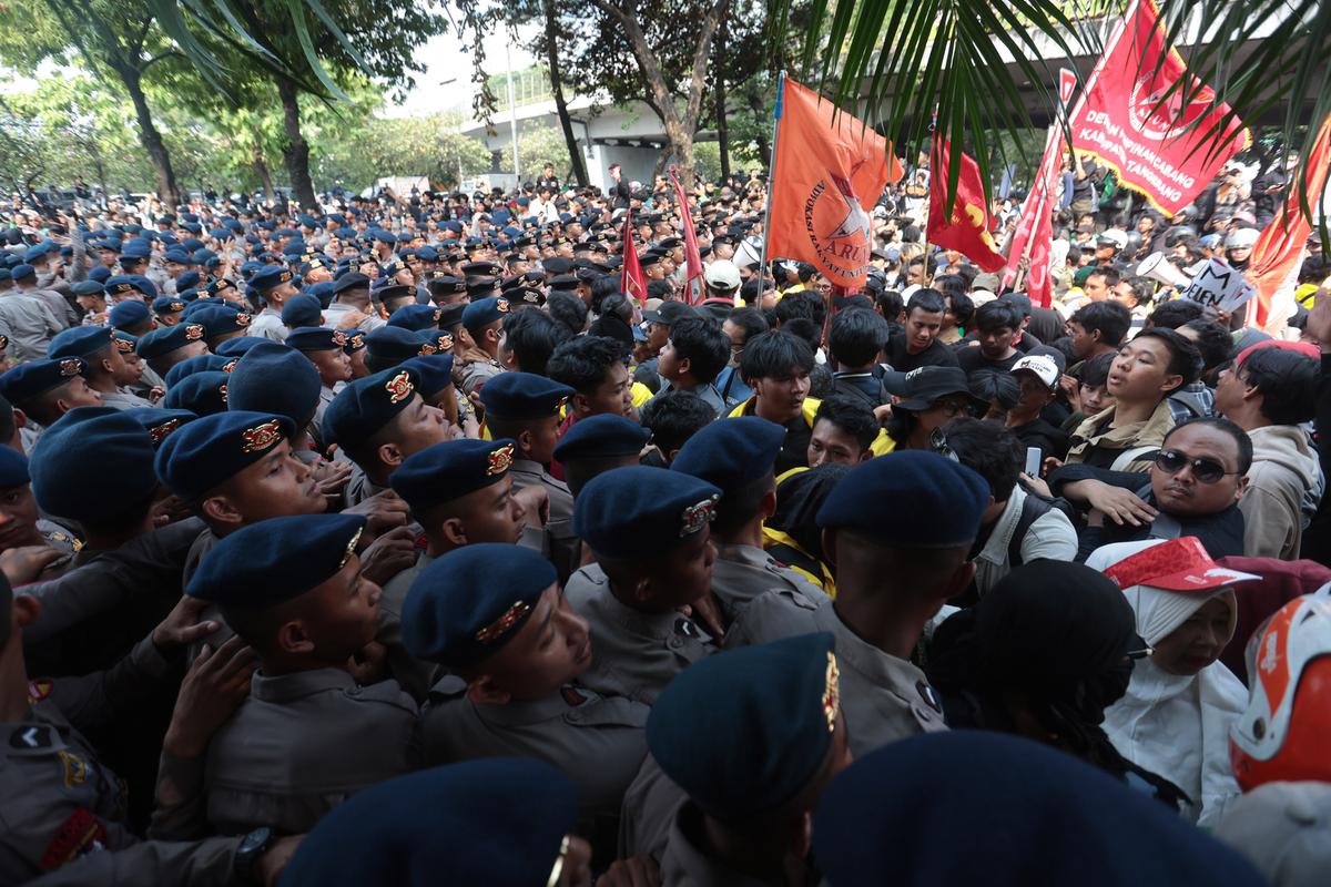 Aksi Dorong Mendorong Warnai Upaya Mahasiswa Menuju Gedung DPR