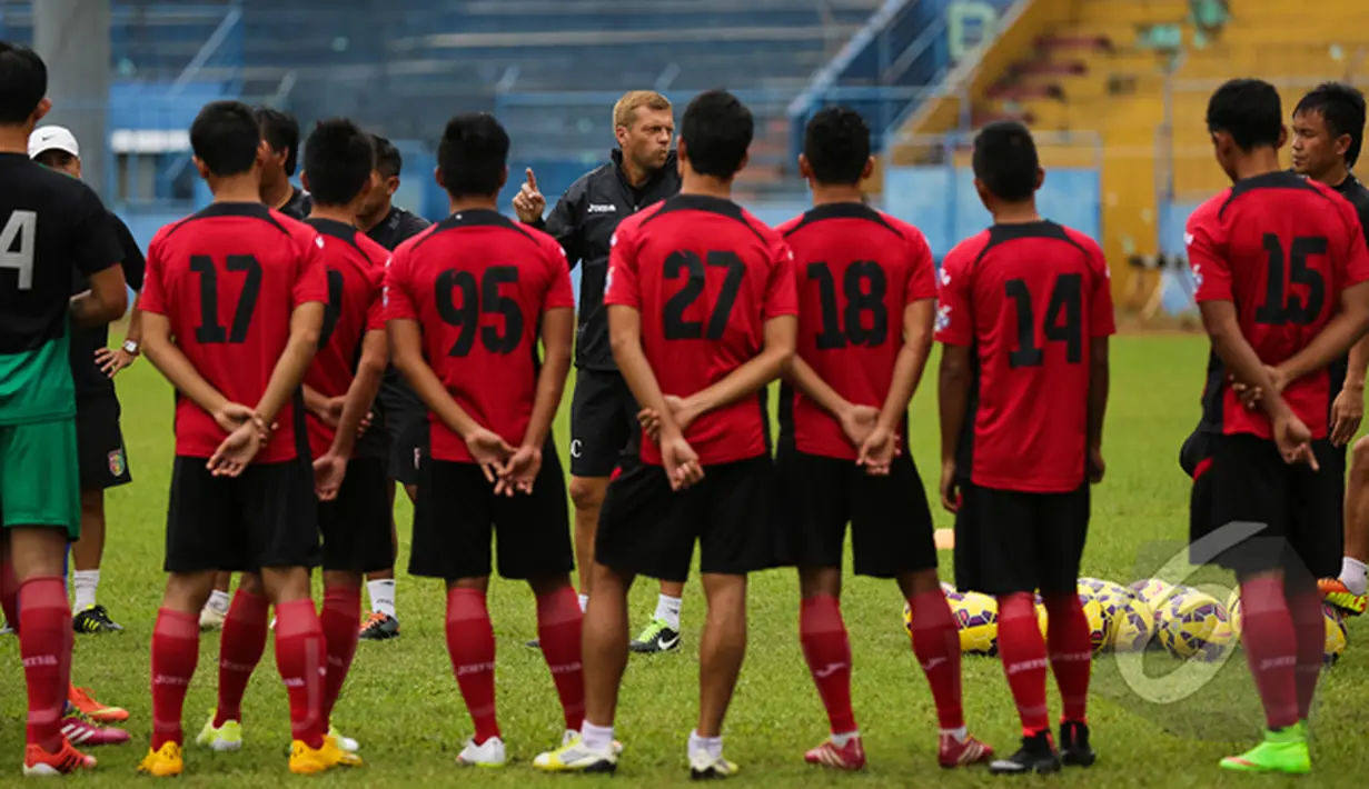Pelatih Mitra Kukar, Scott Cooper memberikan instruksi kepada anak asuhnya saat berlatih di Stadion Gajayana, Malang, Senin (19/1/2014). (Liputan6.com/Faizal Fanani)
