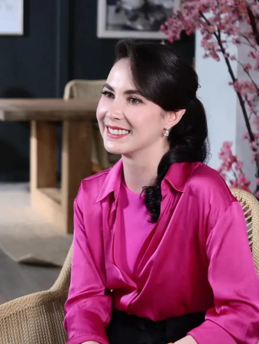 Pesonanya yang bak boneka hidup memang tak main-main, terutama ketika Arumi bergaya Barbiecore mengenakan busana berwarna pink ini. [Foto: Instagram/arumibachsin_94]