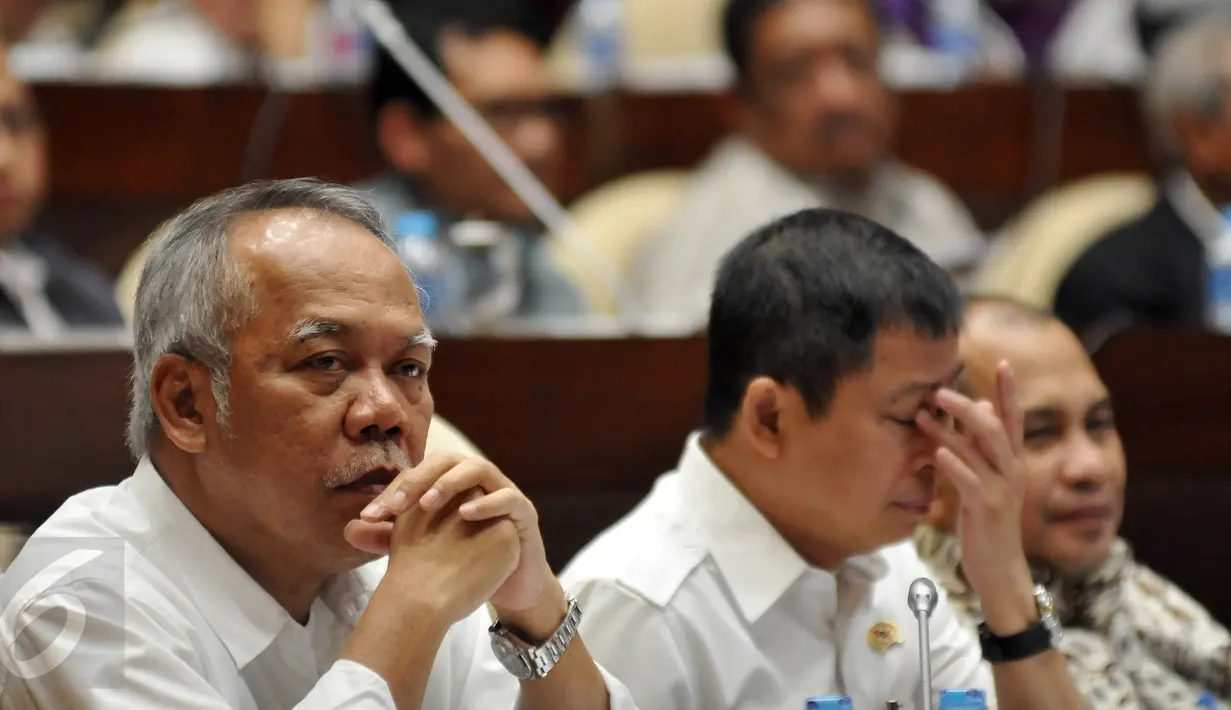 Menteri PU Basuki Hadi Muljono, Menhub Iqnasius Jonan bersama  Menteri Desa PDT dan Transmigrasi Marwan Jafar saat menghadiri rapat kerja dengan Komisi V DPR di Kompleks Parlemen, Jakarta, Selasa (19/7).. (Liputan6.com/Johan Tallo)