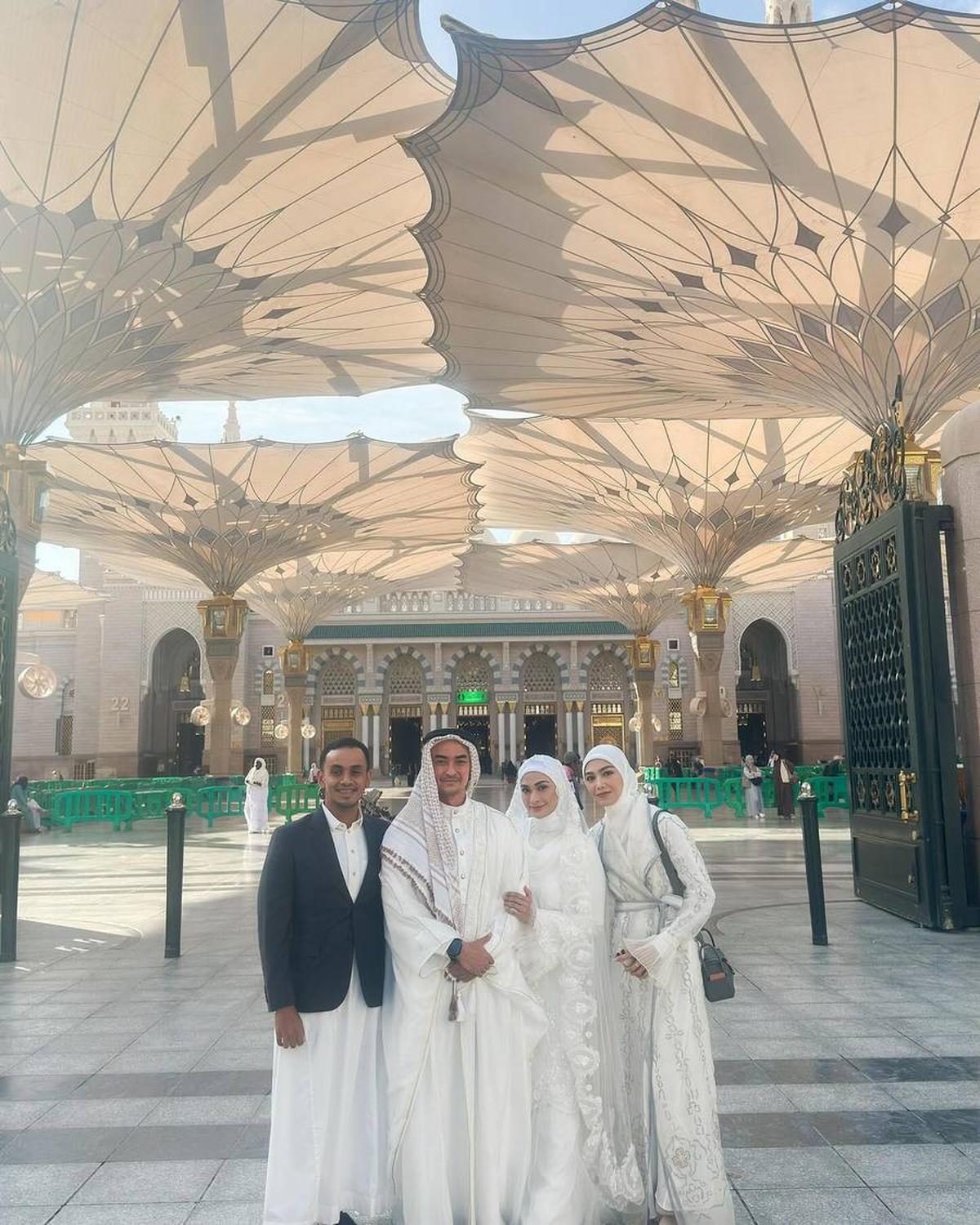 8 Potret Post-wedding Zumi Zola dan Putri Zulkifli Hasan, Mesranya Pengantin Baru di Depan Masjid Nabawi