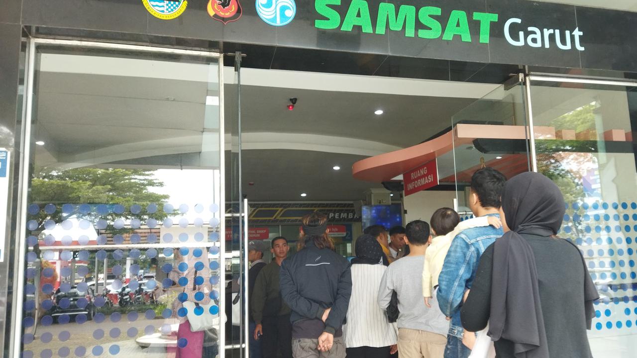 6 Juta Warga Jabar Nungga Pajak Kendaraan, Gubernur Dedi Senang Kantor Samsat Jabar Diserbu  karena Program Pemutihan